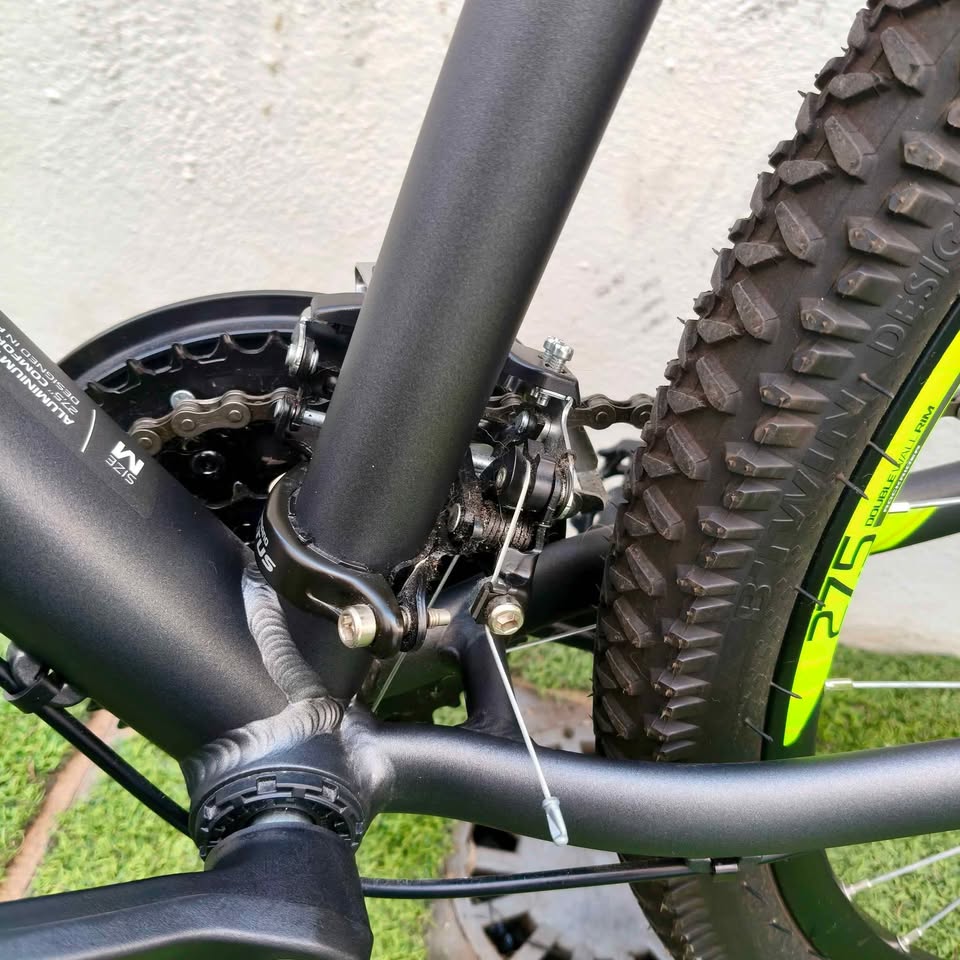 Bicicleta MTB 27.5 Rockrider Sin Uso Talla S/M 5 Bicicleta MTB 27.5 sin uso, talla S/M, aluminio y 24 velocidades, disponible en CashCycle Tenerife con envíos a Canarias y Península.