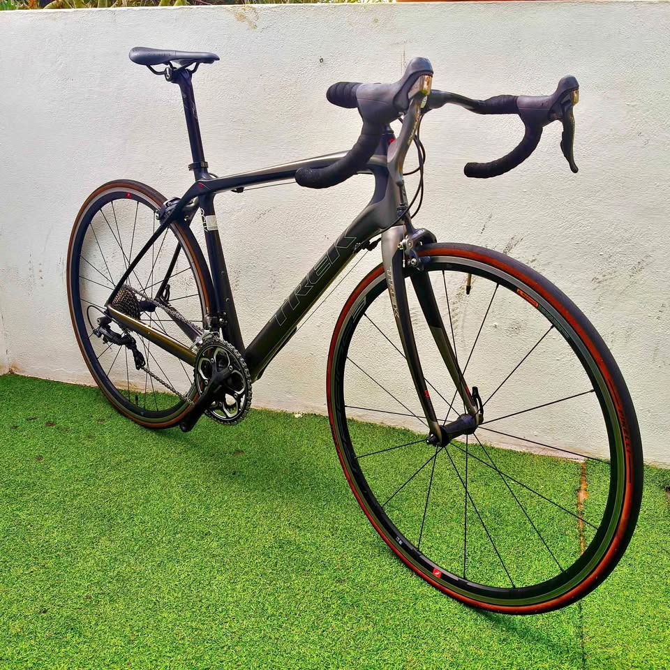 Trek Domane 4.3 2022 Carbono Reacondicionada | CashCycle Canarias-España Bicicleta de carretera Trek Domane 4.3 2022 full carbono reacondicionada por CashCycle en Puerto de la Cruz Tenerife, con envíos a todas las Islas Canarias y la Península.