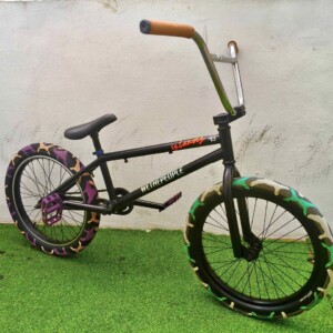 Bicicleta BMX Wethepeople 20 pulgadas como nueva, aluminio ligero, cubiertas Vans nuevas, disponible en CashCycle Tenerife.